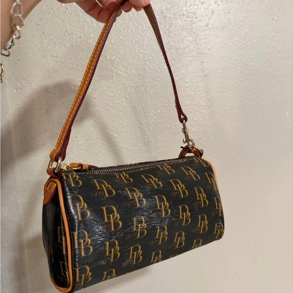 NWOT Dooney & Bourke Black with Brown Trim Barrel Shoulder Bag 🤎 - Picture 2 of 10